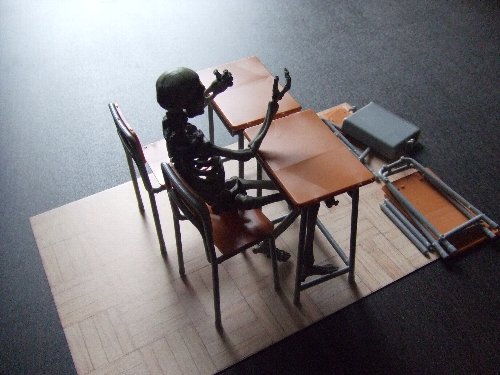 学校の机と椅子と骸骨剣士