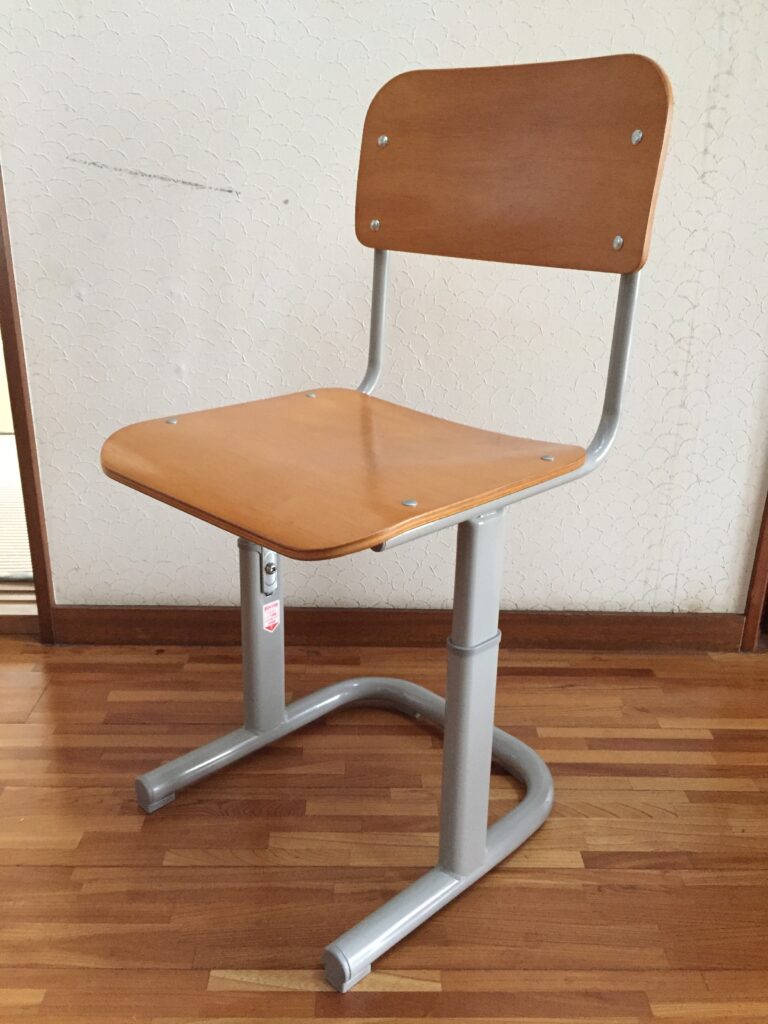 学校の椅子06_前斜め