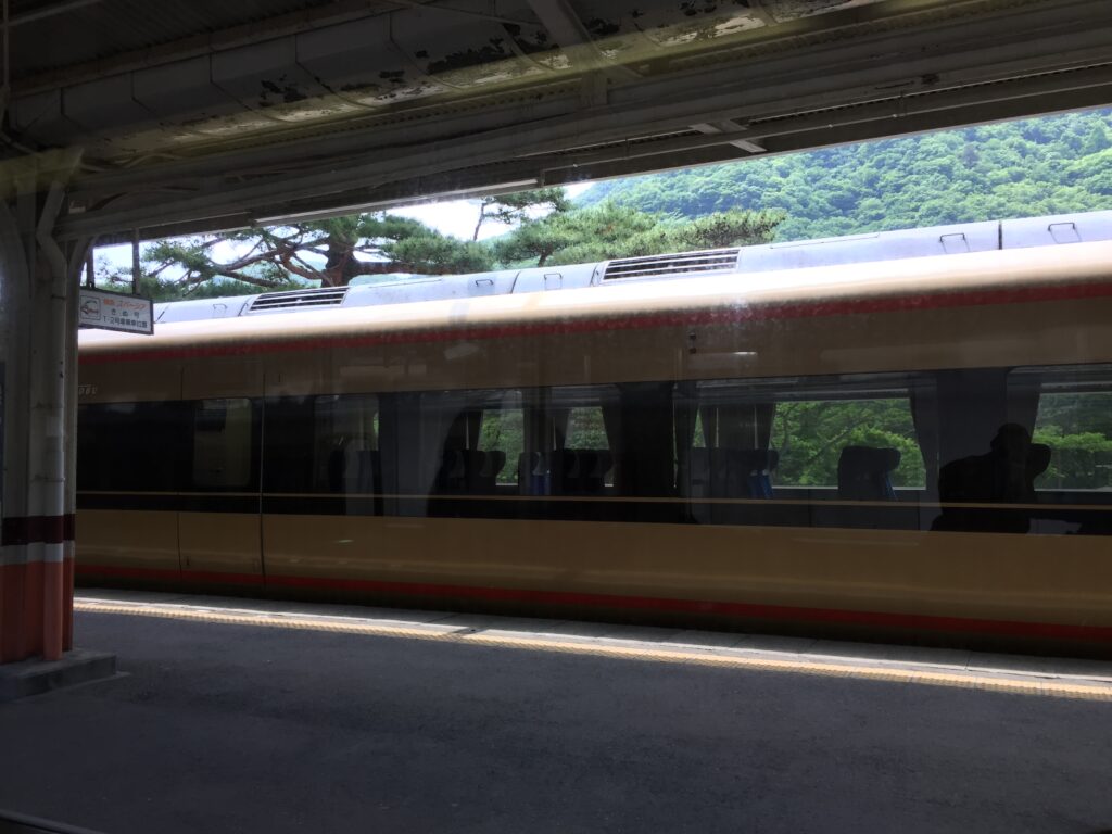 駅のホーム_電車