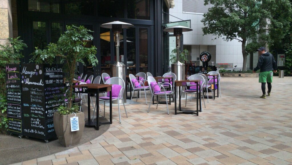 カフェ店頭_椅子とテーブル