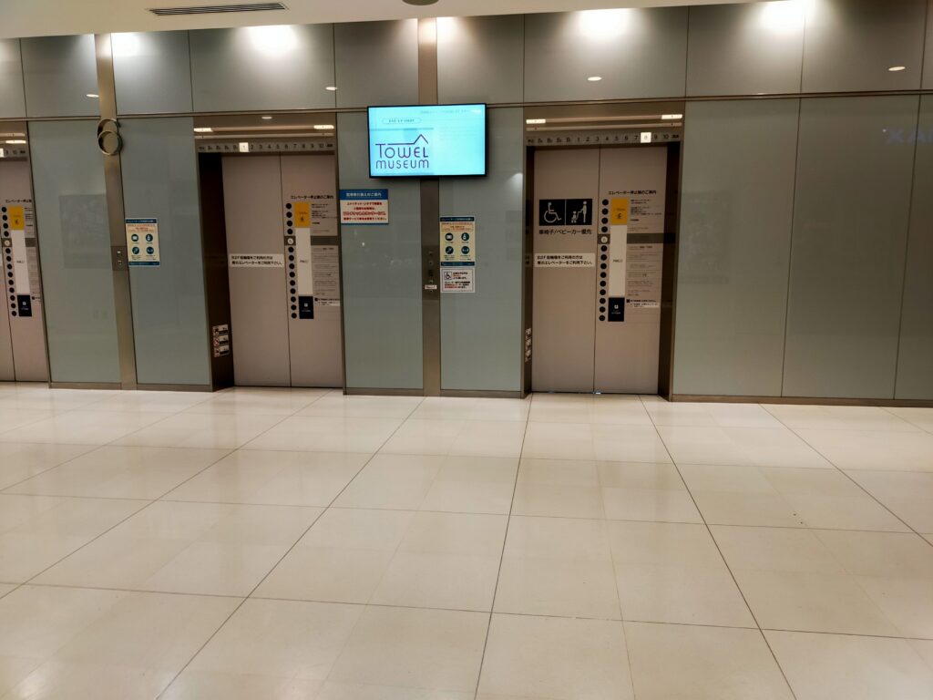 エレベーター前_01