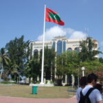 モルディブ_100_マーレ建物外観と国旗
