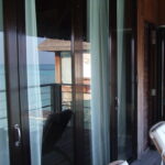 モルディブ_169_水上バンガローの窓に反射する風景