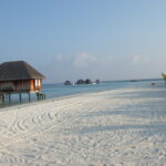 モルディブ_049_砂浜と水上バンガロー