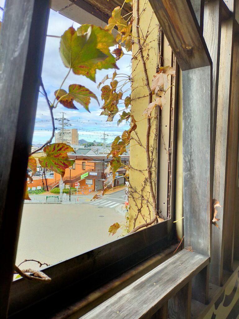 駅の小窓から見る犬山城